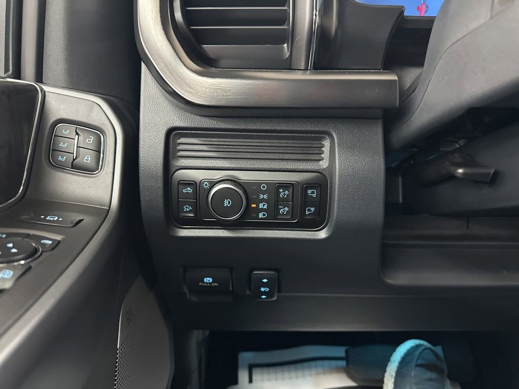 New 2026 Ford F250 Lariat w/ Black Appearance Package image 37