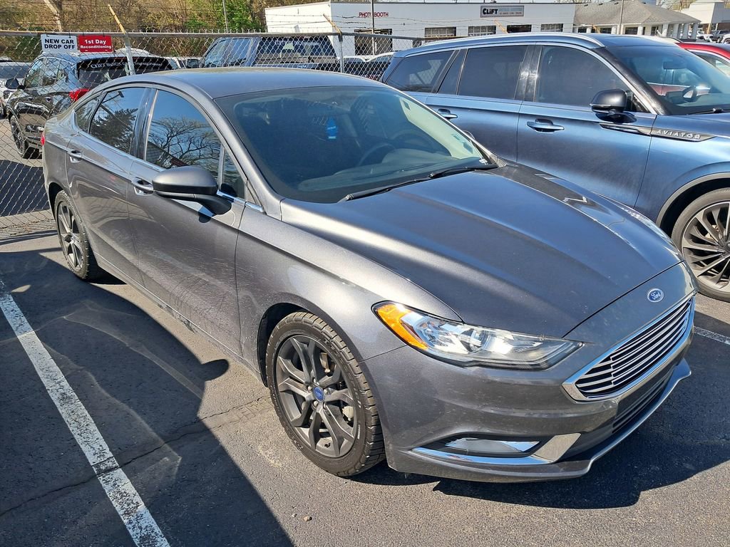 Used 2018 Ford Fusion SE w/ Equipment Group 201A FWD image 3