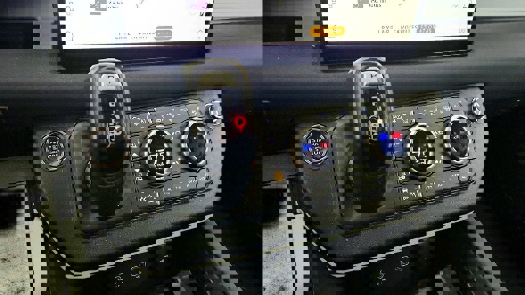 Used 2023 Land Rover Defender 130 S image 17