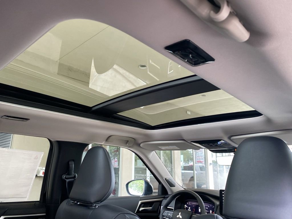 New 2025 Mitsubishi Outlander SE image 30