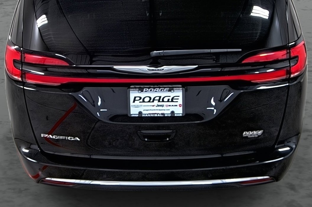 Used 2024 Chrysler Pacifica Touring-L image 11
