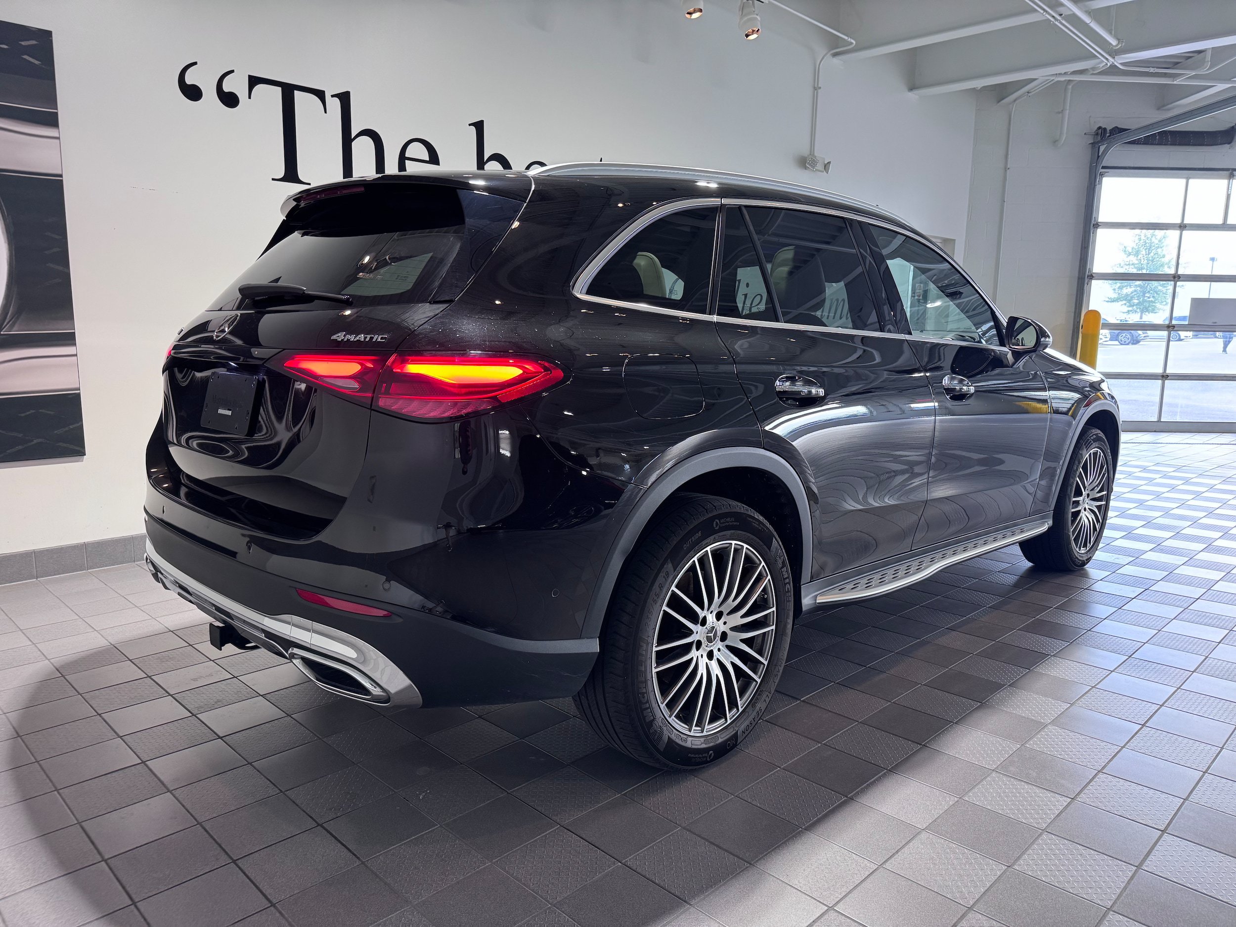 Used 2023 Mercedes-Benz GLC 300 4MATIC image 4
