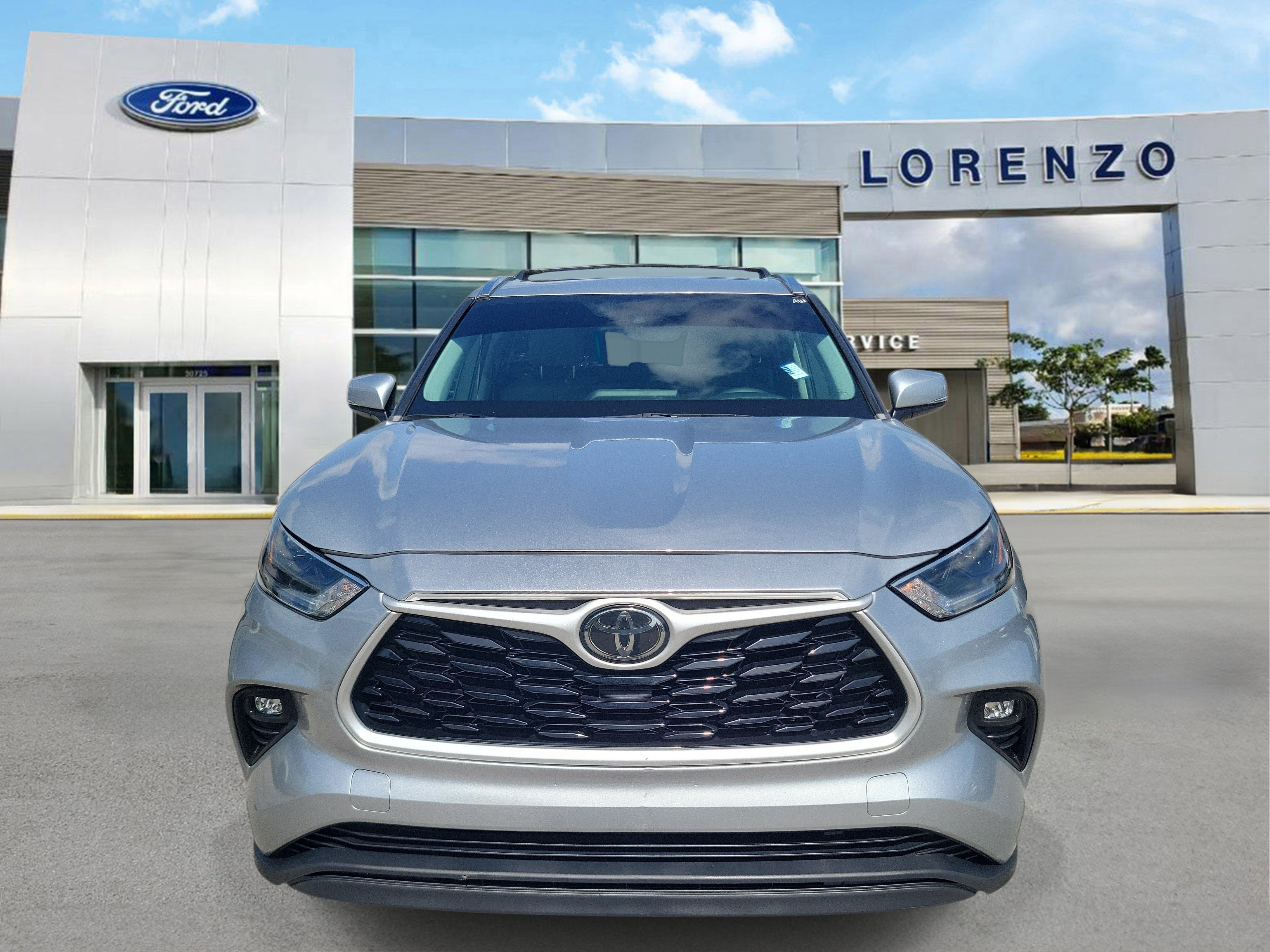 Used 2021 Toyota Highlander XLE FWD image 2