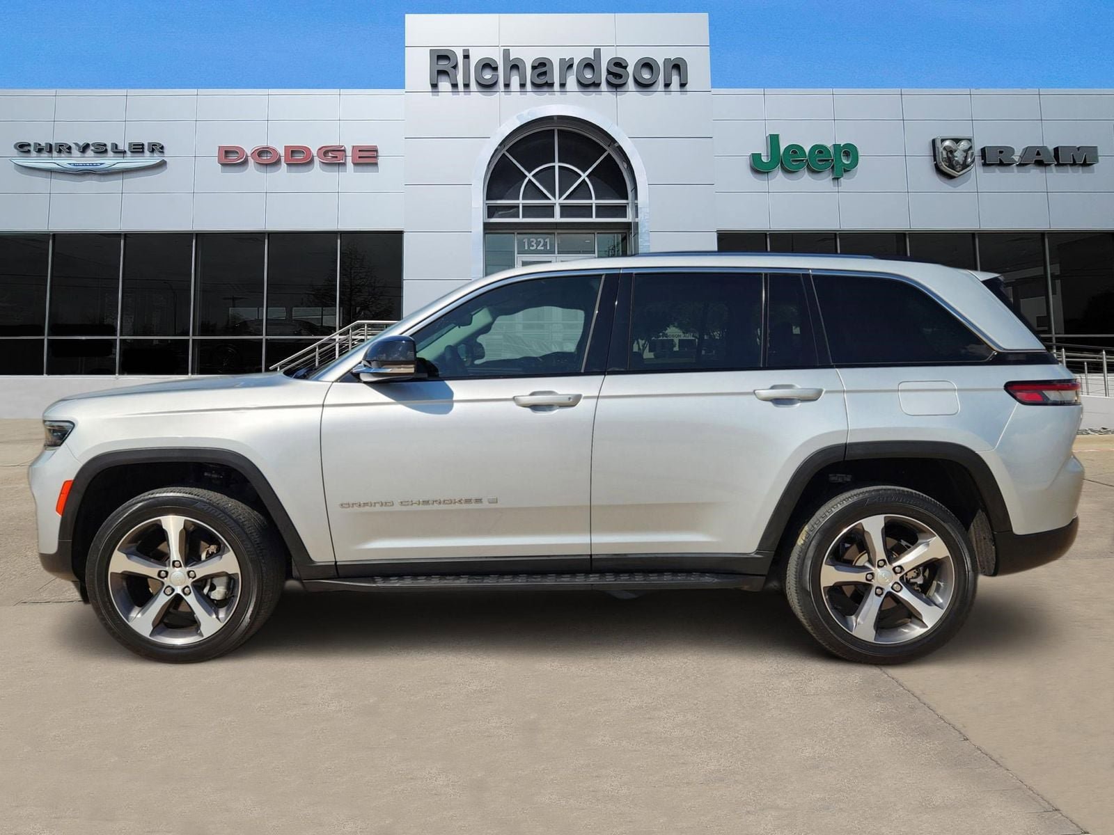 Used 2023 Jeep Grand Cherokee Limited AWD/4WD image 3
