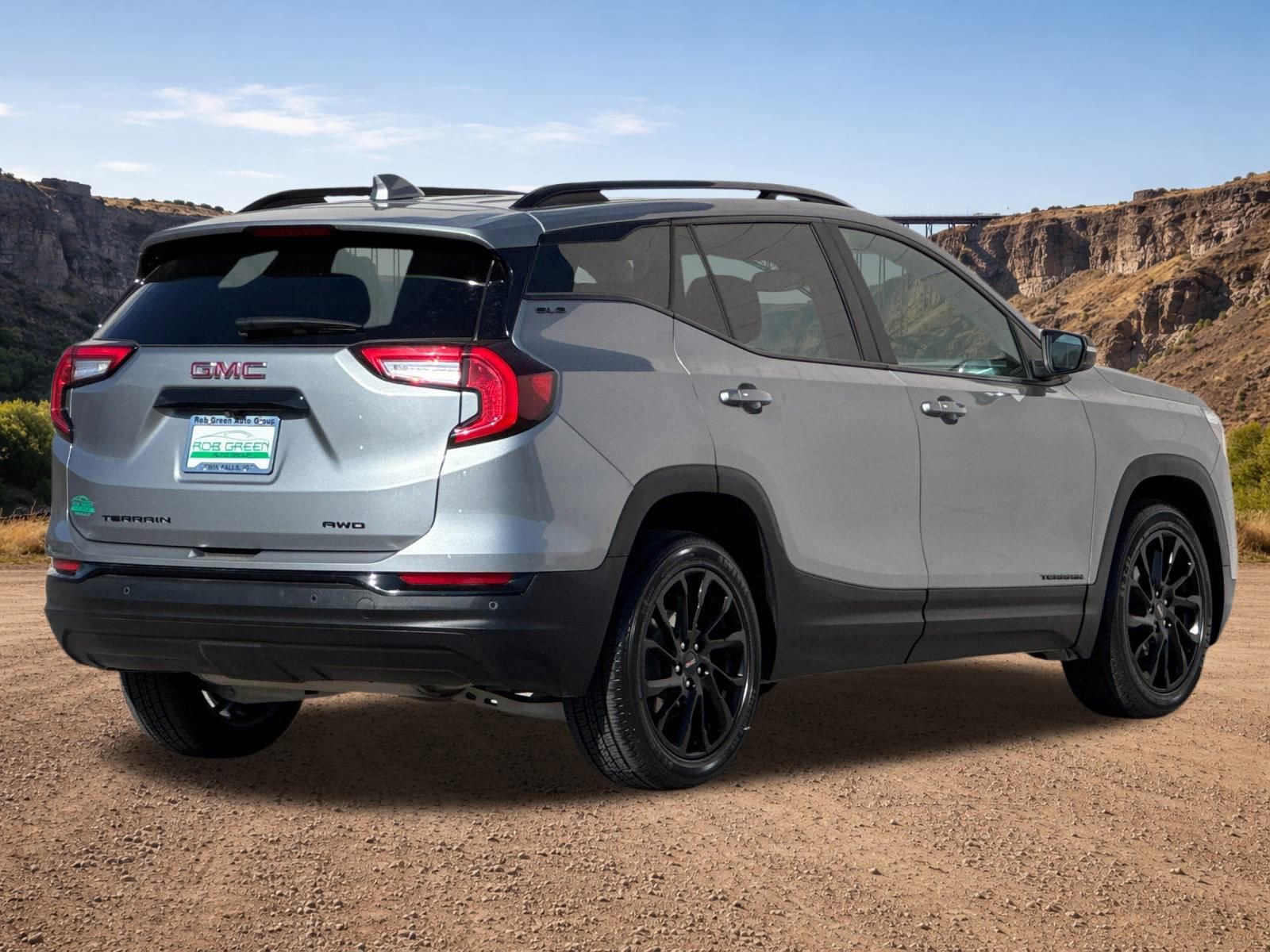 Used 2023 GMC Terrain SLE w/ Driver Convenience Package image 3