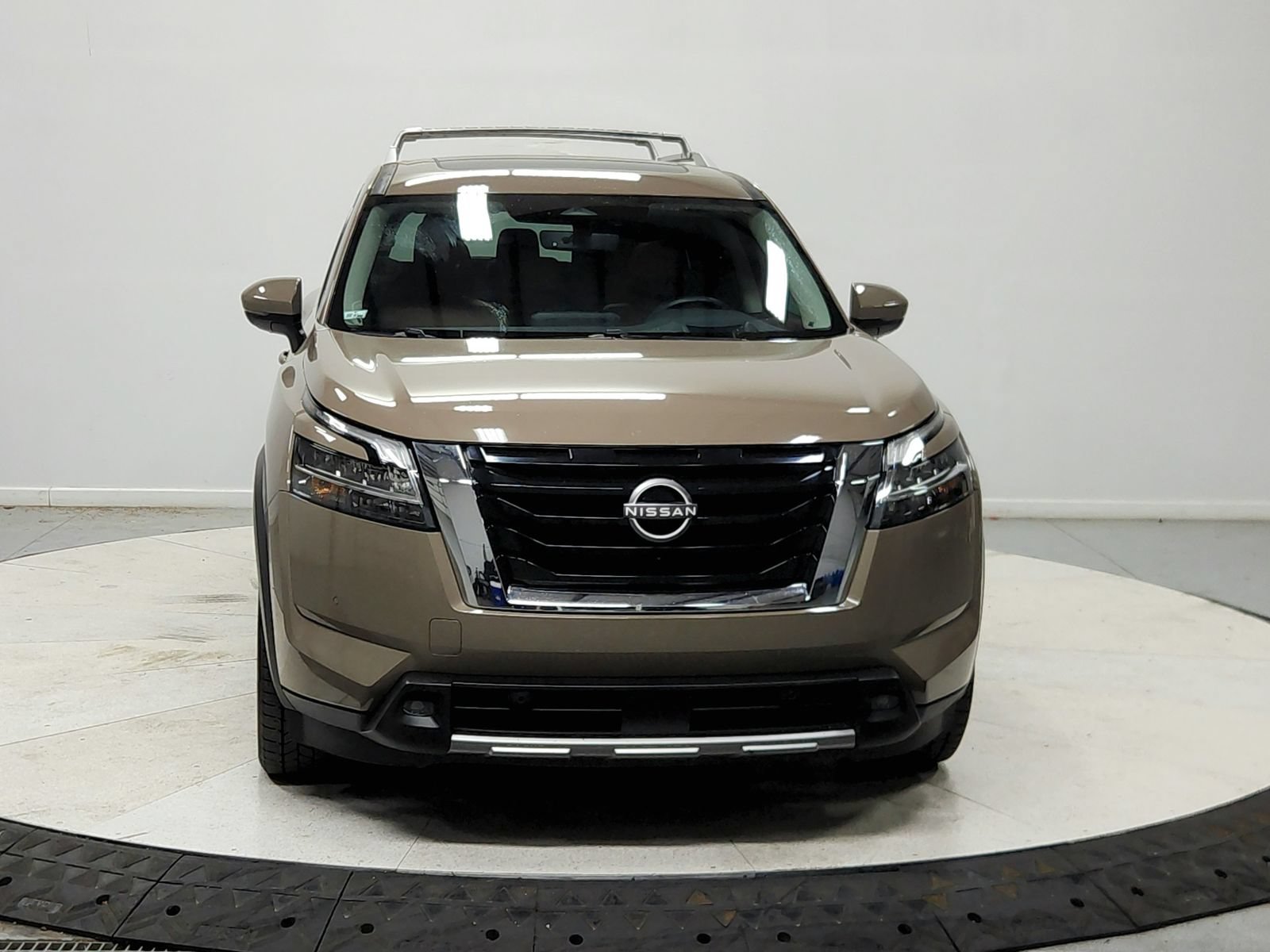 Used 2023 Nissan Pathfinder Platinum w/ Cargo Package AWD/4WD image 3