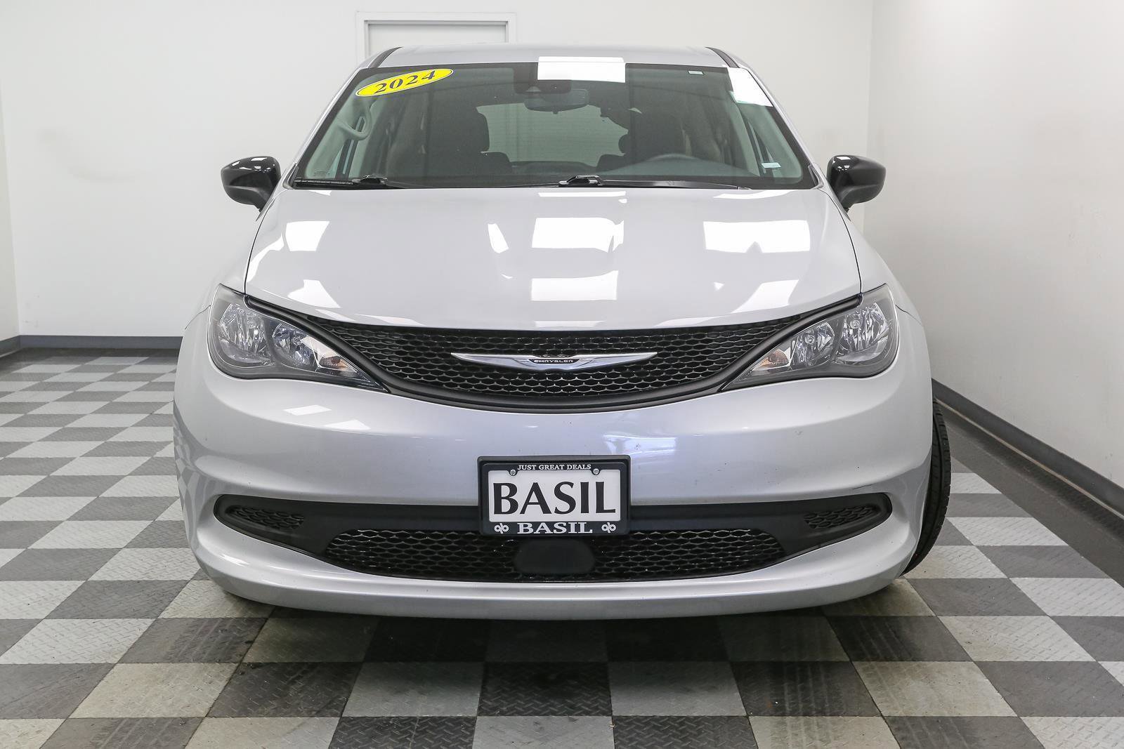 Used 2024 Chrysler Voyager LX image 3