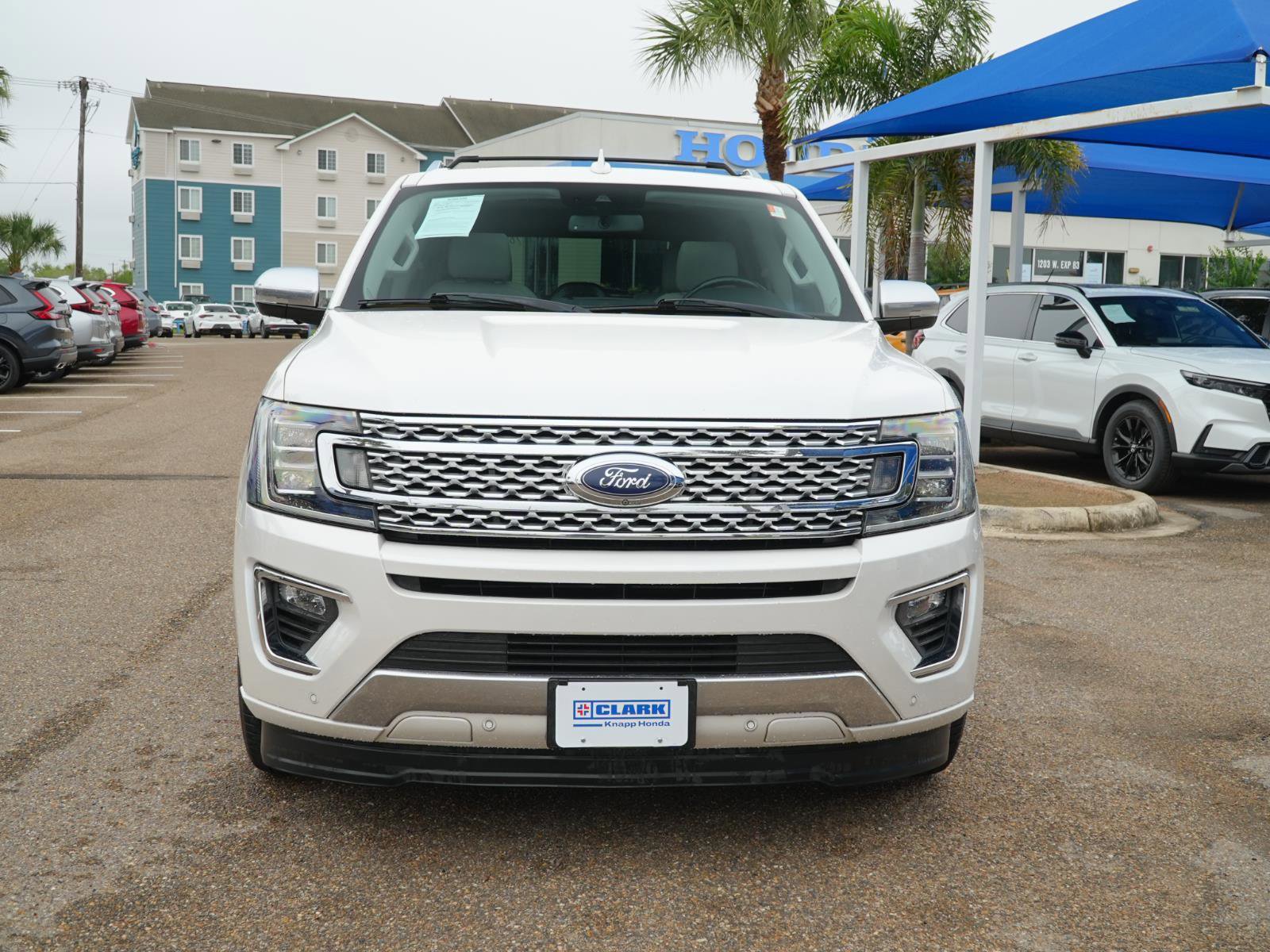 Used 2018 Ford Expedition Platinum image 2