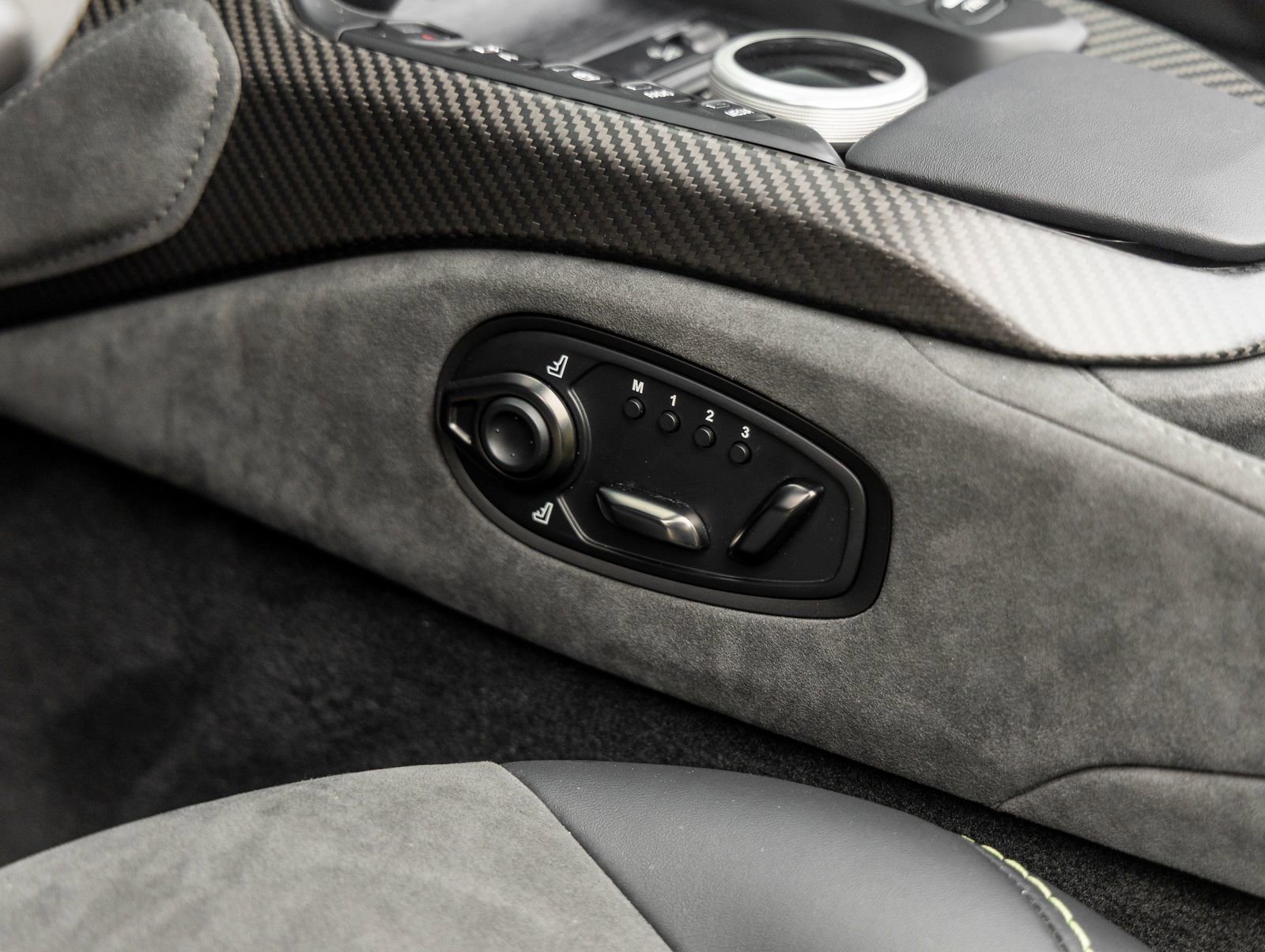 Used 2023 Aston Martin V8 Vantage Roadster RWD image 31
