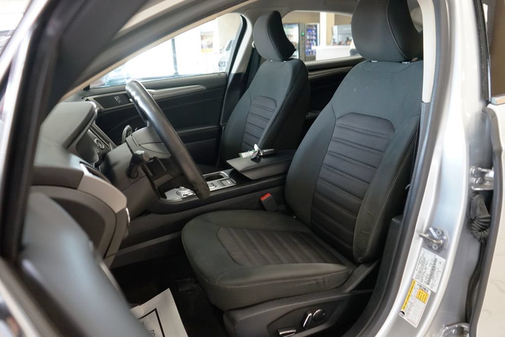 Used 2018 Ford Fusion SE w/ Fusion SE Technology Package FWD image 2