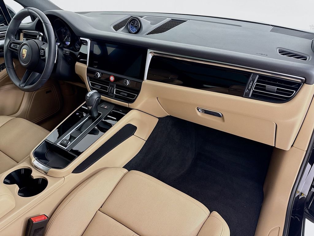 Certified 2025 Porsche Macan image 33