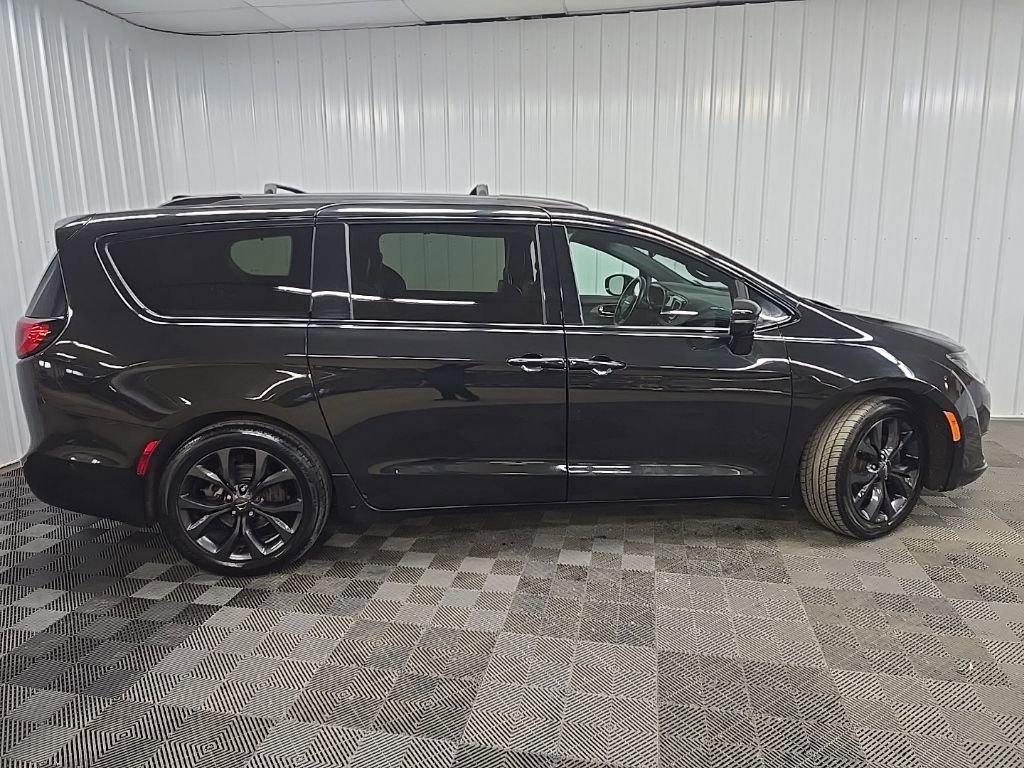 Used 2019 Chrysler Pacifica Limited w/ Advanced Safetytec Group image 2