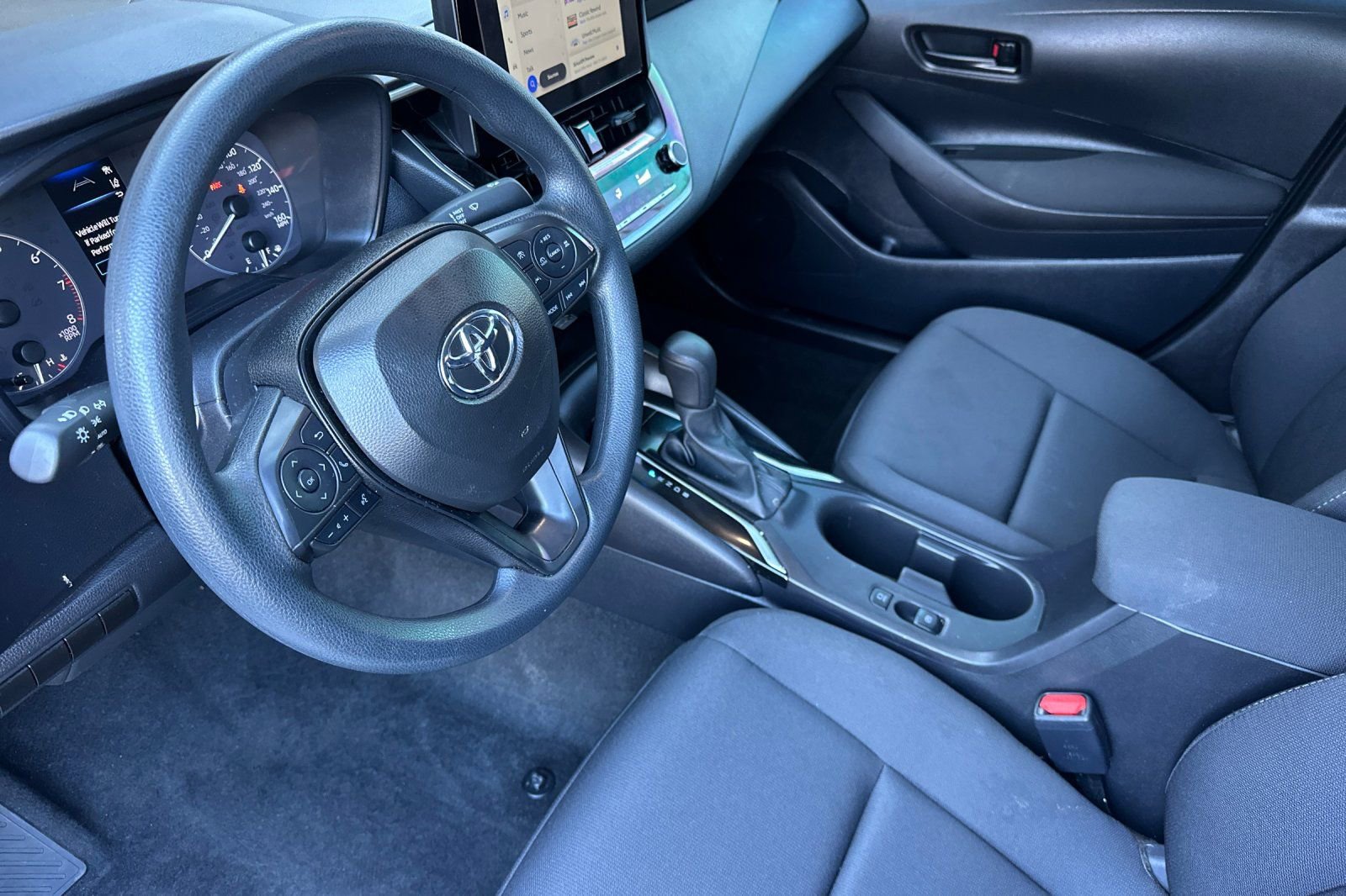 Used 2025 Toyota Corolla LE w/ LE Premium Package FWD image 6