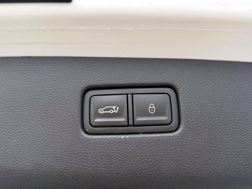 Certified 2025 Genesis GV70 2.5T AWD/4WD image 8