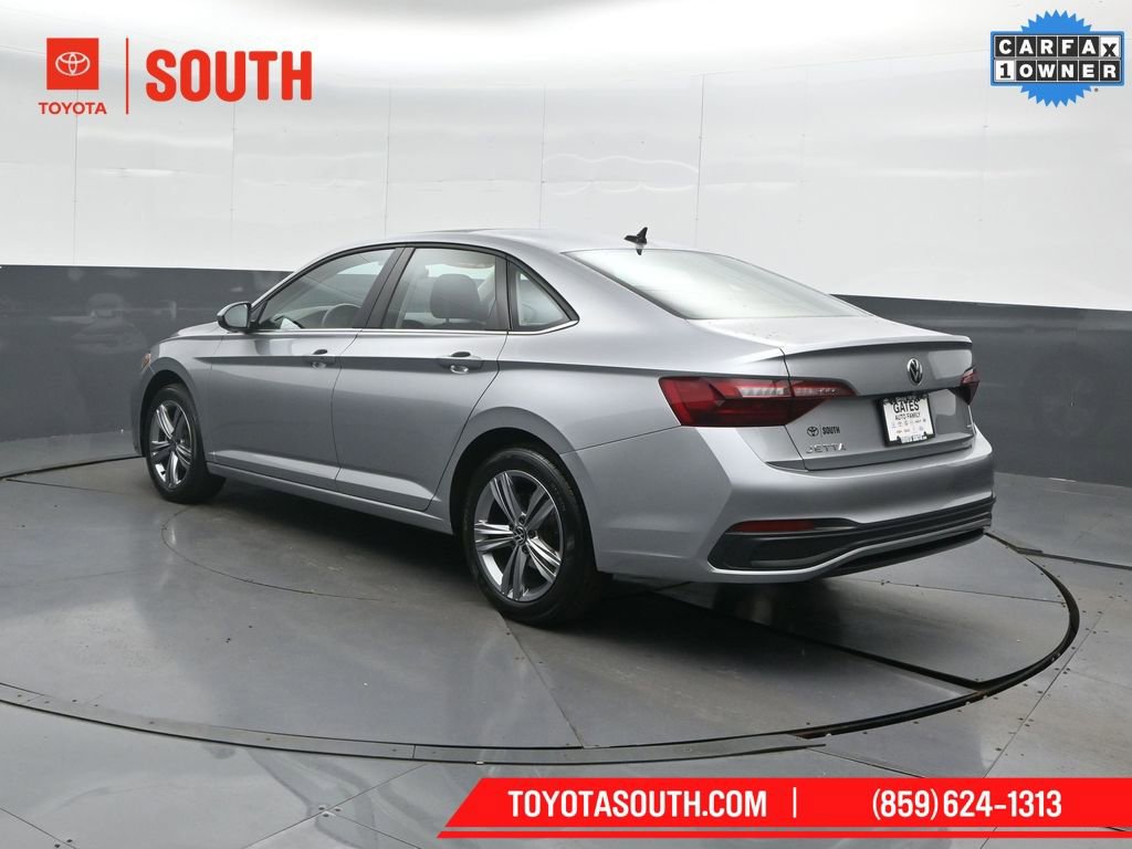 Used 2024 Volkswagen Jetta SE image 8