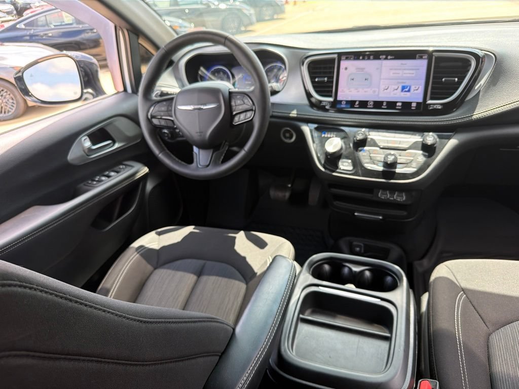 Used 2024 Chrysler Pacifica Touring FWD image 18