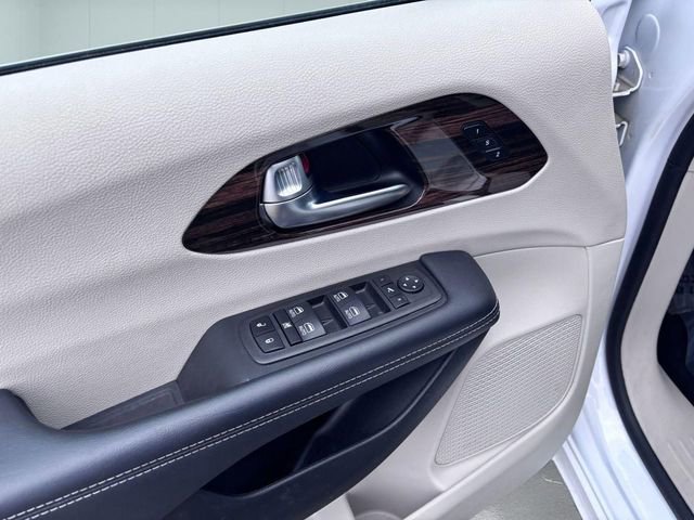 Used 2023 Chrysler Pacifica Limited FWD image 13