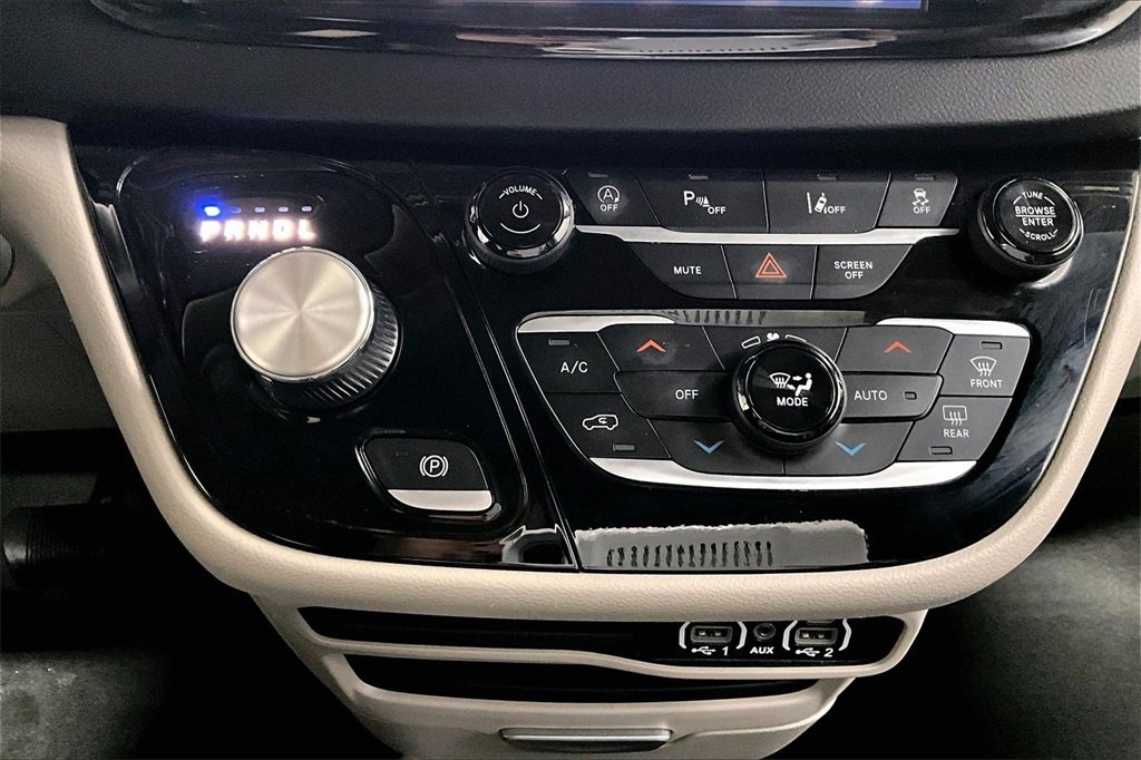 Used 2023 Chrysler Pacifica Touring-L image 16