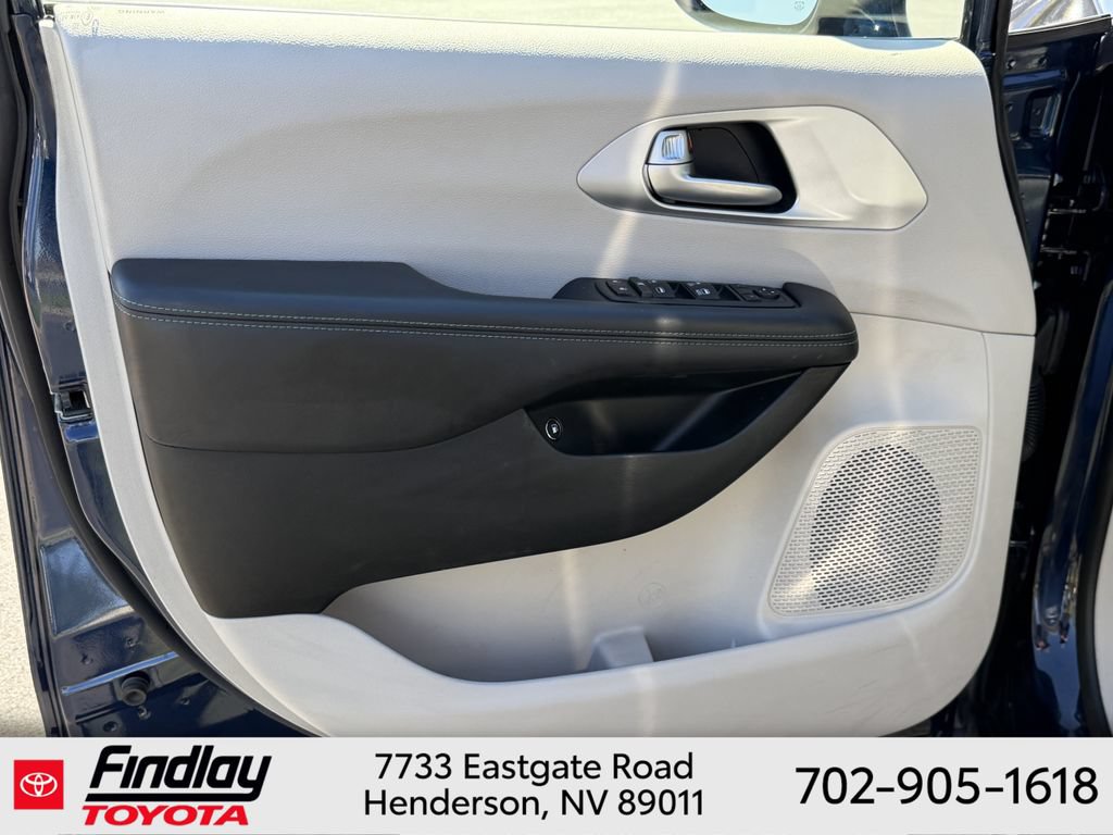 Used 2018 Chrysler Pacifica Touring-L FWD image 18