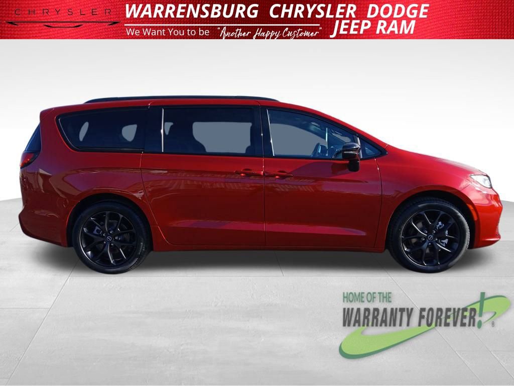 New 2026 Chrysler Pacifica Select w/ S Appearance Package image 2