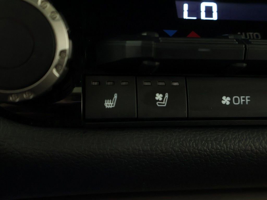 Used 2025 Toyota Tundra Limited AWD/4WD image 51