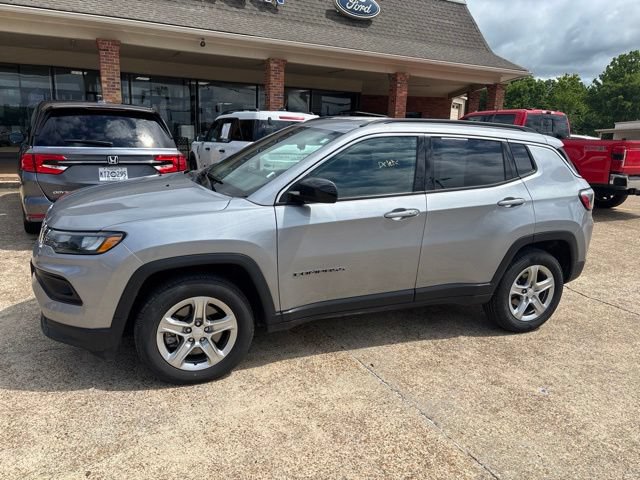 Used 2024 Jeep Compass Latitude AWD/4WD image 1
