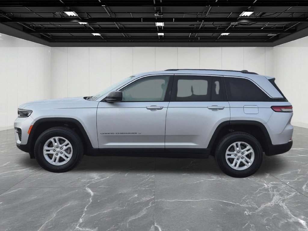 Used 2024 Jeep Grand Cherokee Laredo AWD/4WD image 2