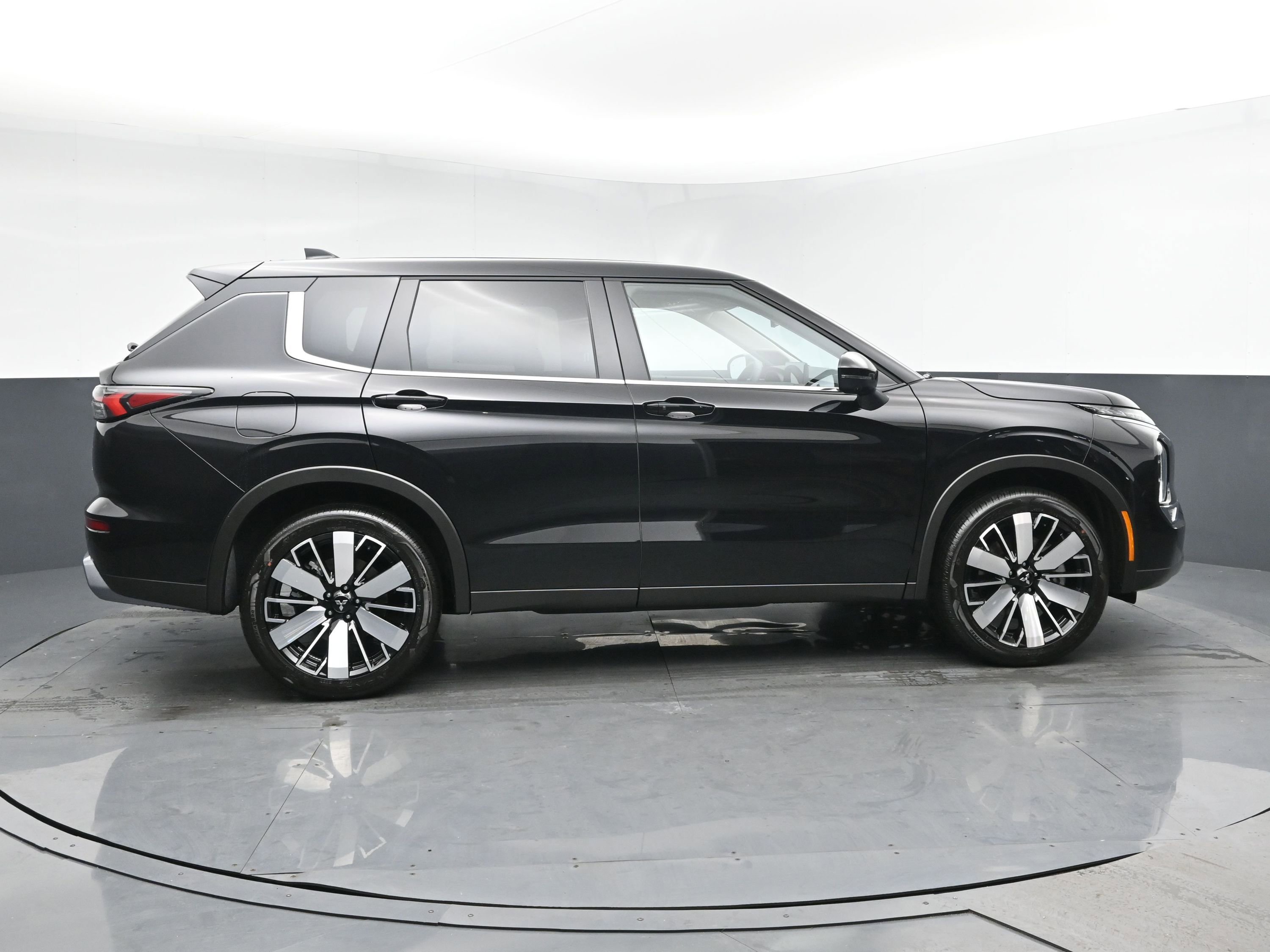 New 2026 Mitsubishi Outlander LE image 3