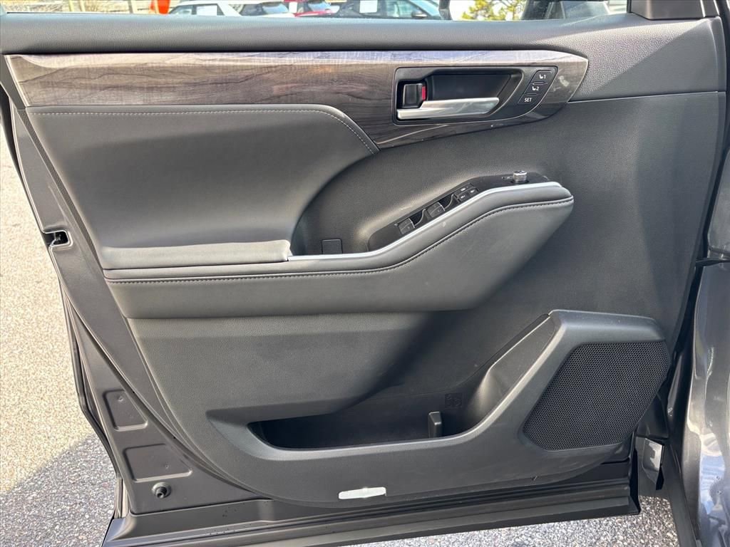 Used 2025 Toyota Highlander Limited image 9
