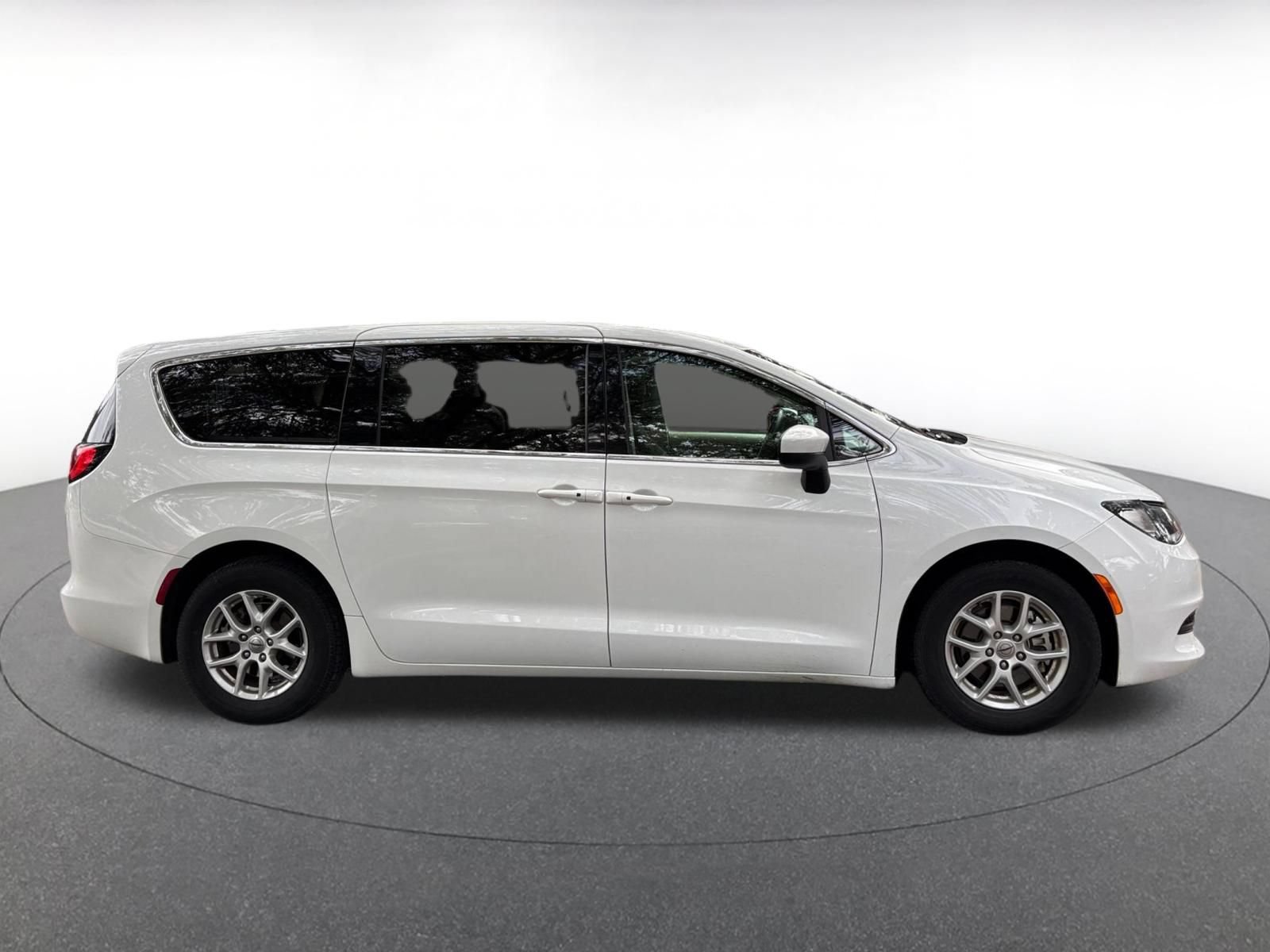 Used 2023 Chrysler Voyager LX FWD image 8