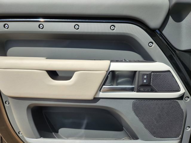 Used 2024 Land Rover Defender 110 SE image 22