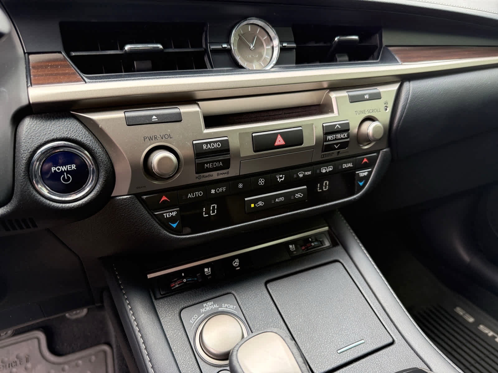 Used 2016 Lexus ES 300h w/ Navigation System Package image 20