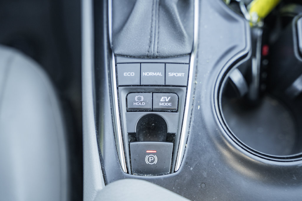 Used 2020 Toyota Camry SE w/ Sunroof Package FWD image 23