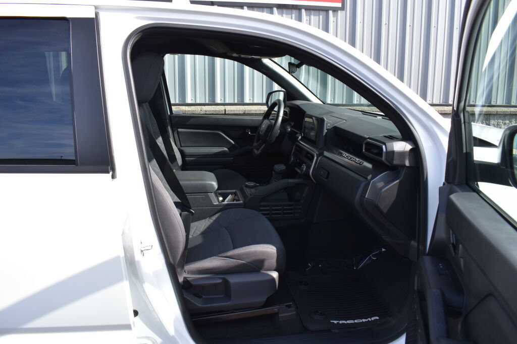 Certified 2025 Toyota Tacoma SR5 AWD/4WD image 25