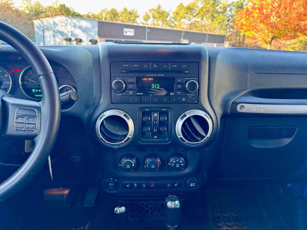 Used 2015 Jeep Wrangler Unlimited Rubicon w/ Connectivity Group image 21