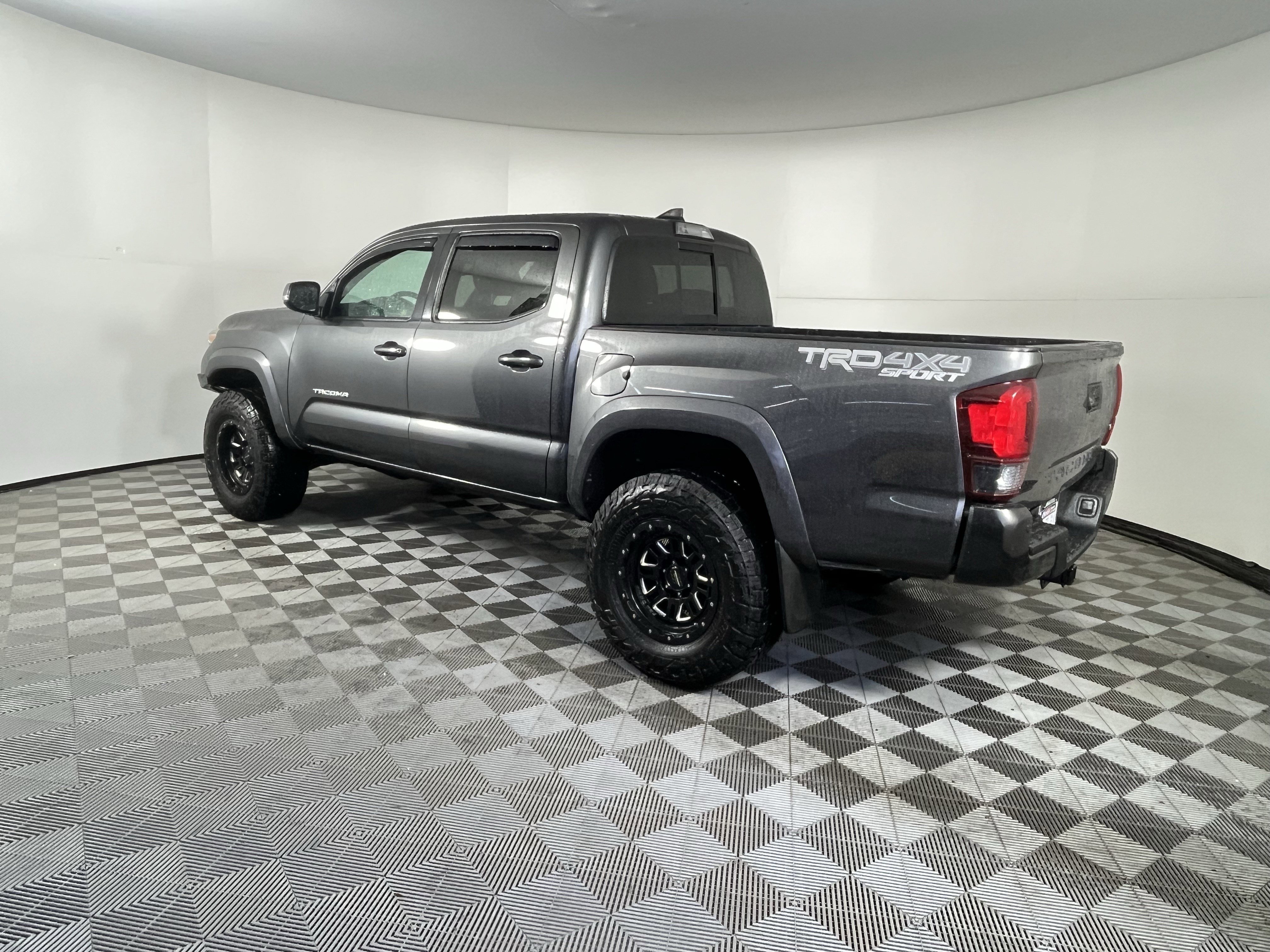 Used 2018 Toyota Tacoma TRD Sport w/ Technology Package image 3