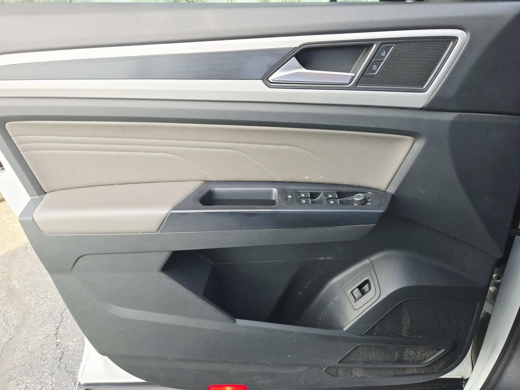 Used 2021 Volkswagen Atlas Cross Sport SE image 32