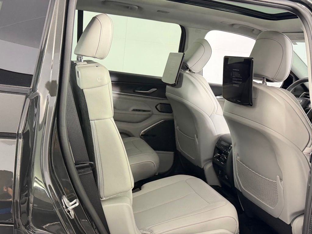 Certified 2023 Jeep Grand Cherokee L Overland w/ Rear Seat Video Group I AWD/4WD image 32