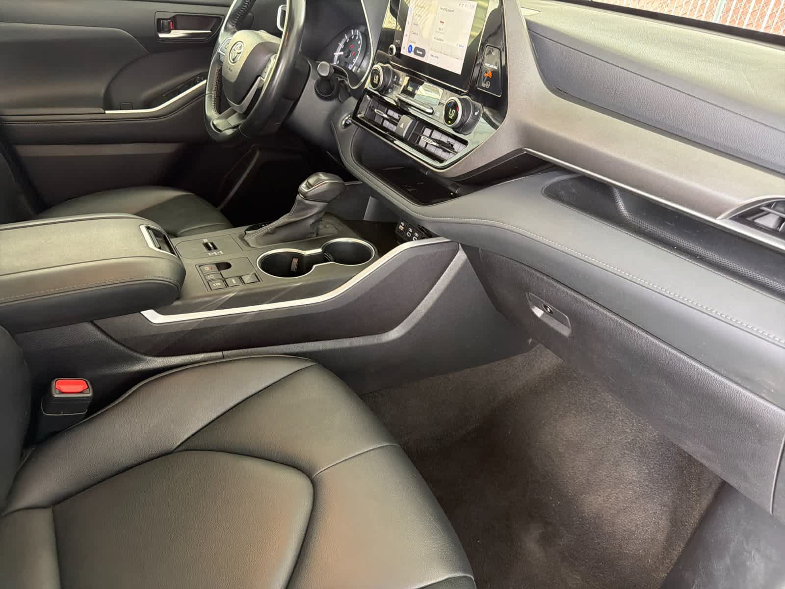 Used 2023 Toyota Highlander XLE FWD image 17