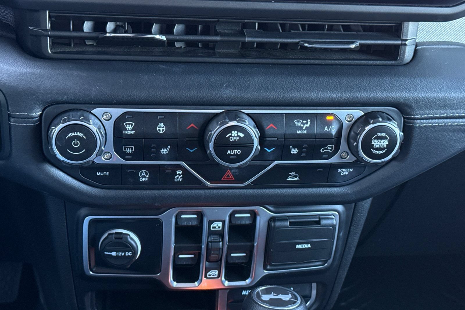 Used 2024 Jeep Wrangler Unlimited Sahara AWD/4WD image 20