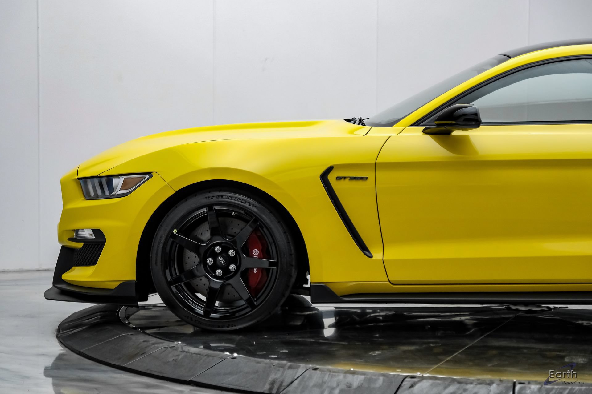 Used 2017 Ford Mustang Shelby GT350R w/ GT350R Equipment Group 920A RWD image 8