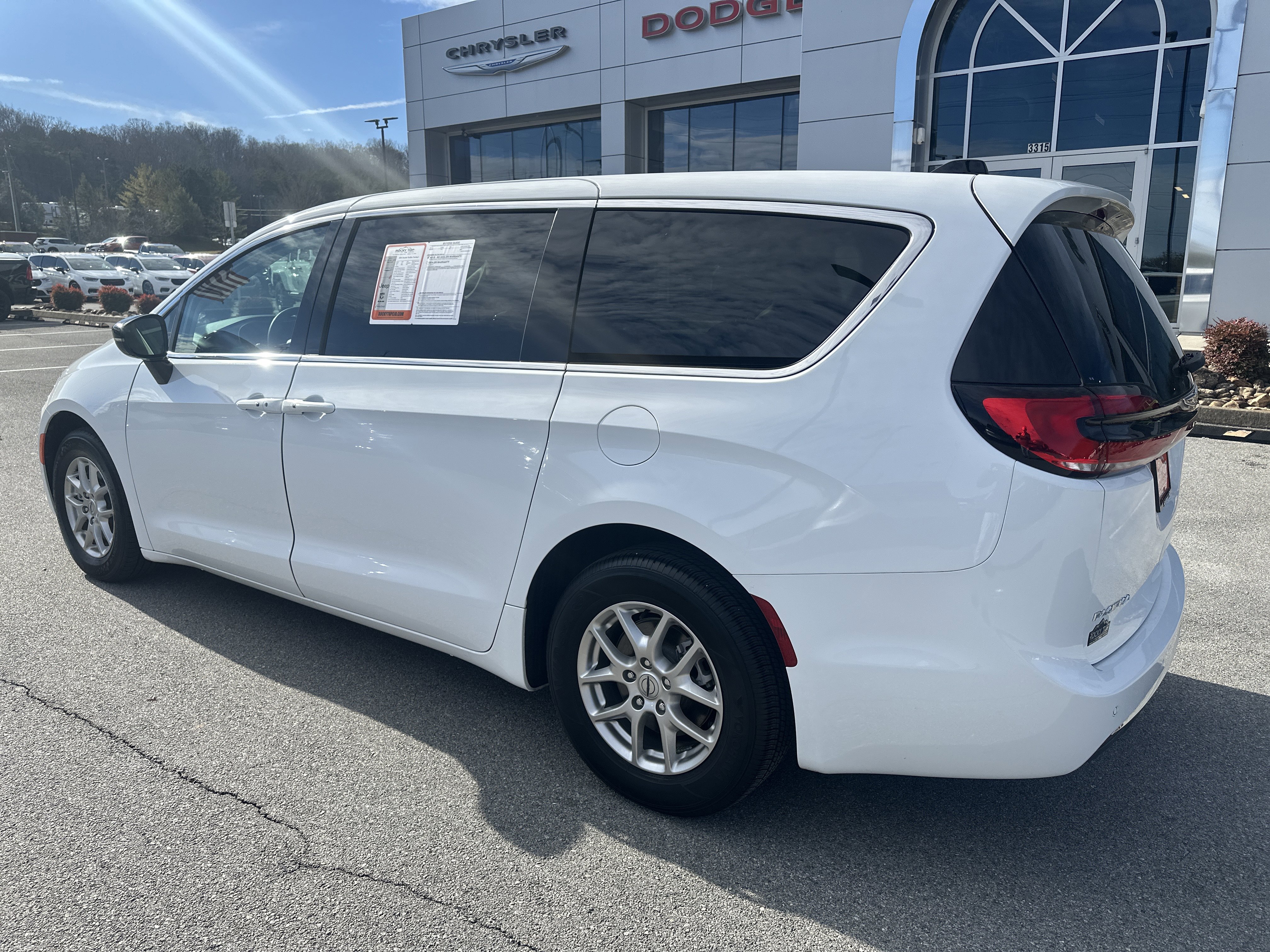 Used 2024 Chrysler Pacifica Touring-L image 10