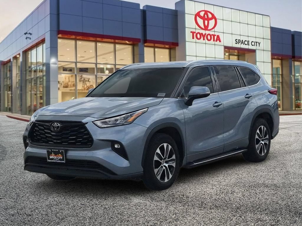 Used 2020 Toyota Highlander XLE FWD image 2