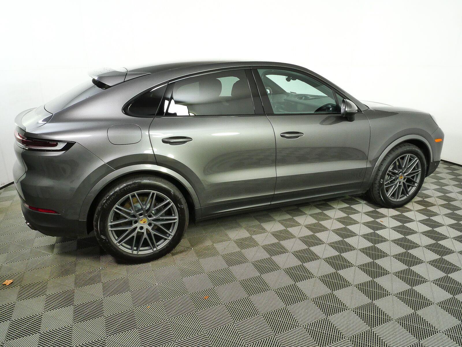 Certified 2024 Porsche Cayenne Coupe AWD/4WD image 29