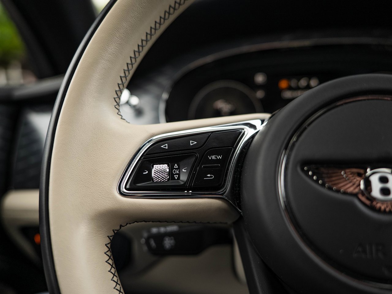 Used 2022 Bentley Bentayga image 21