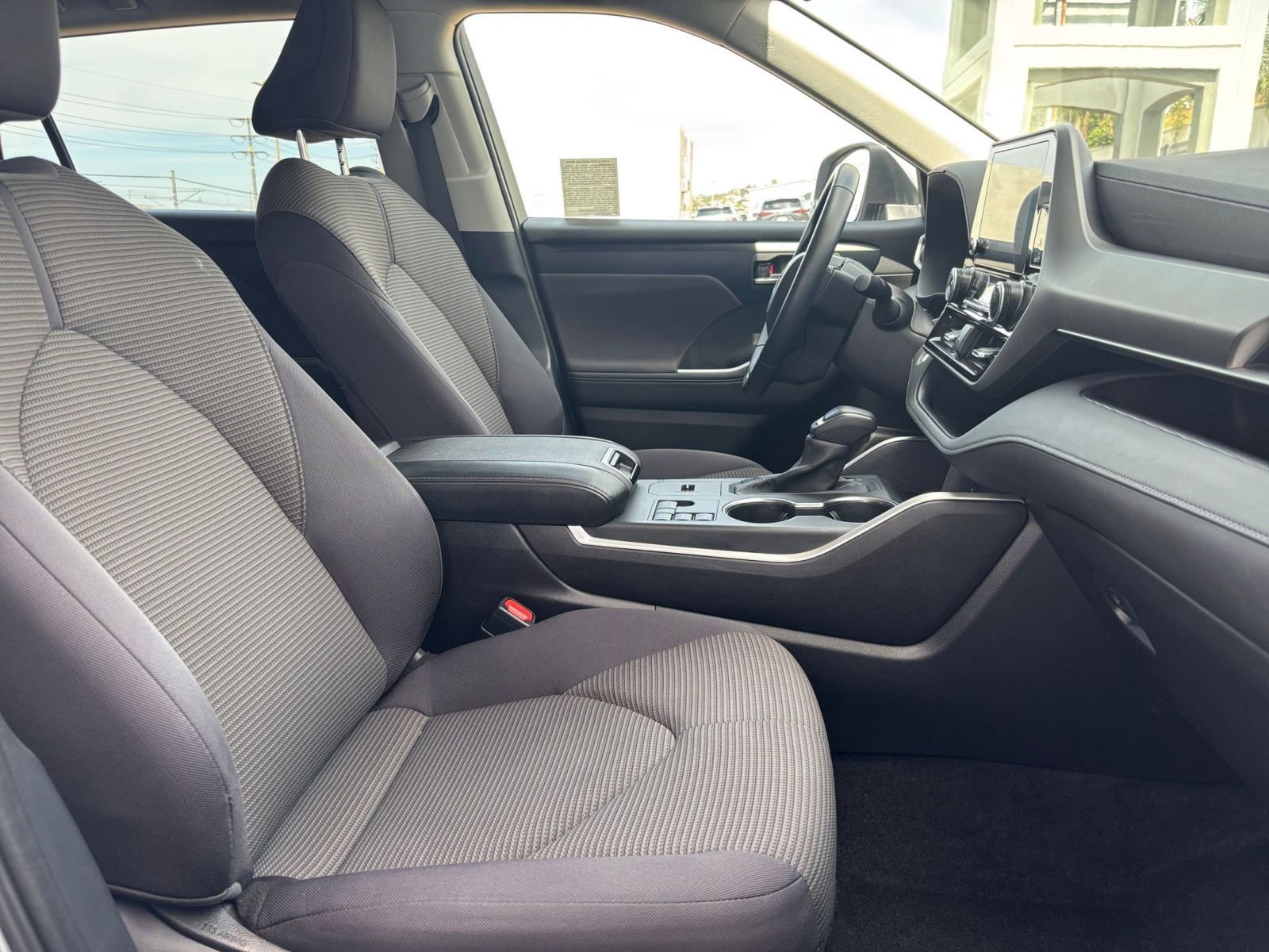 Used 2025 Toyota Highlander LE image 38