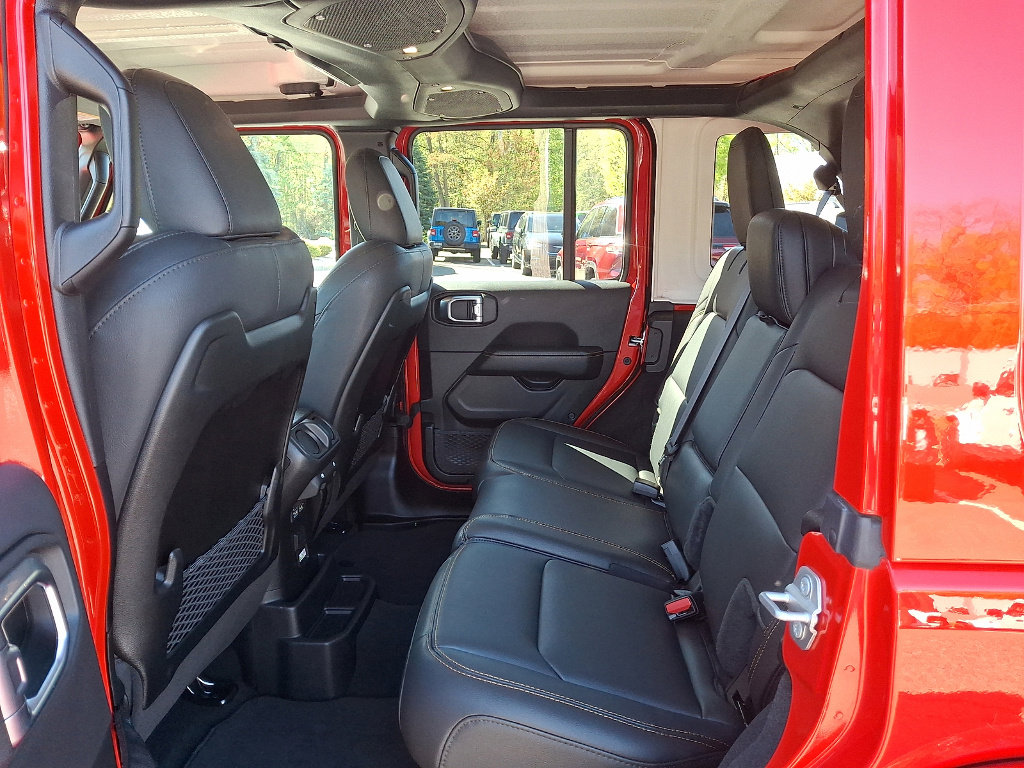 Certified 2024 Jeep Wrangler Unlimited Sahara w/ Technology Group AWD/4WD image 12