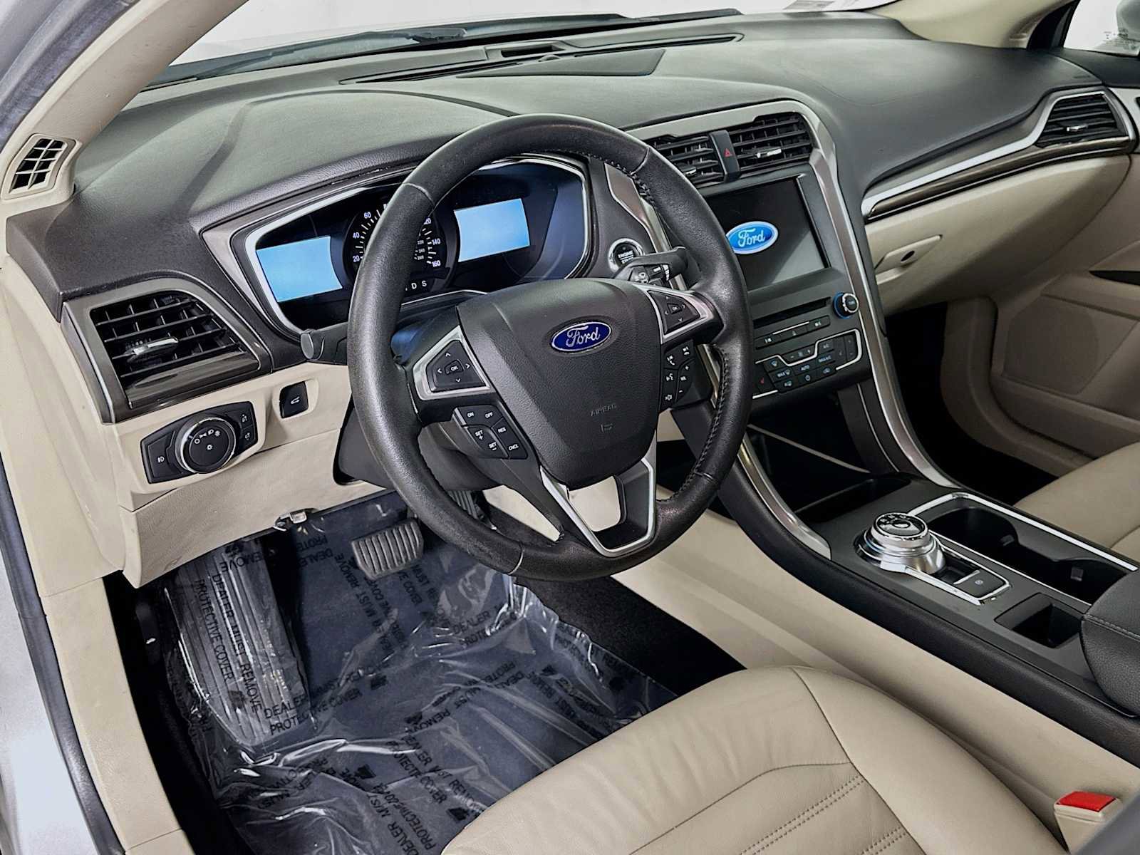 Used 2017 Ford Fusion SE w/ Fusion SE Technology Package image 9