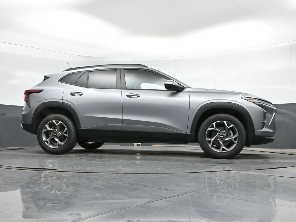 Used 2025 Chevrolet Trax LT w/ LT Convenience Package FWD image 40