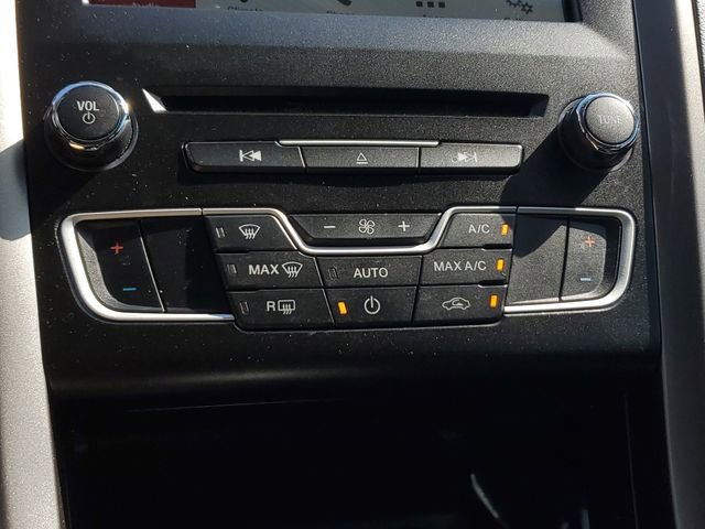 Used 2017 Ford Fusion SE w/ Fusion SE Technology Package image 28